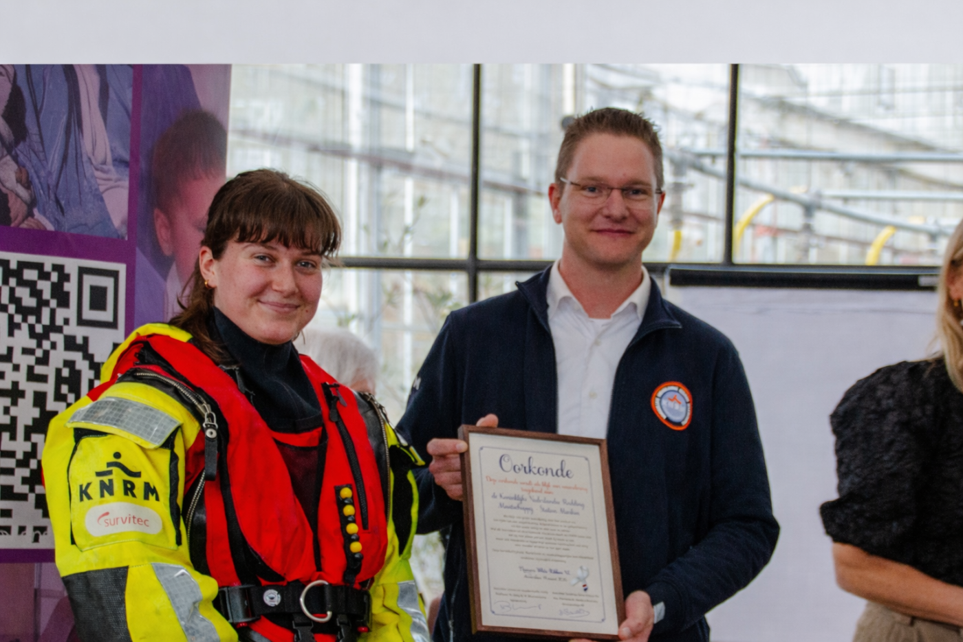 KNRM MARKEN ONTVANGT OORKONDE VAN WHITE RIBBON VOOR INZET VOOR VERLOSKUNDIGE ZORG