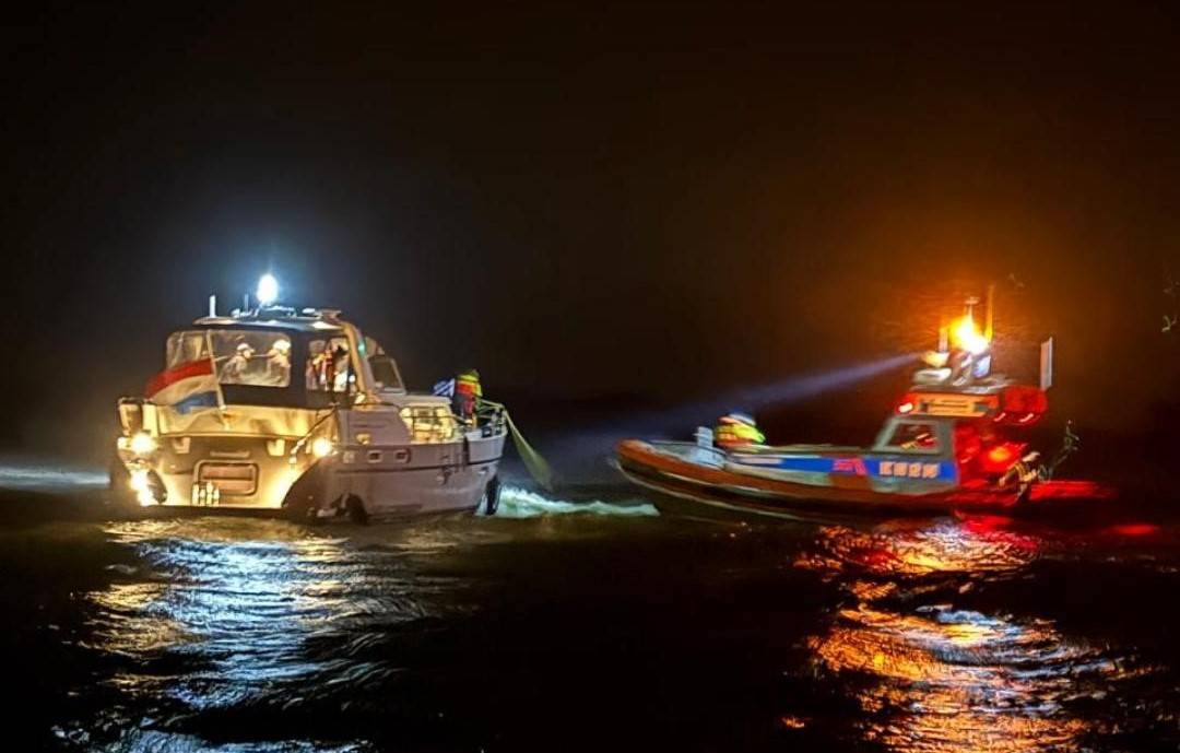 Motorjacht gestrand op de Markerwadden
