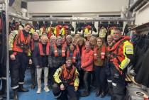 De Odd Fellows poseren samen met enkele opstappers van KNRM station Urk in het boothuis. 