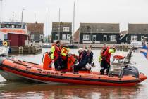 Schenkers Daan en Georgine met de net gedoopte reddingboot Daan in de haven van Marken.