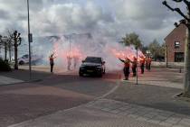 De trouwauto komt tevoorschijn vanuit de lokale mistbank