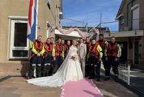 Bruidegom Jonathan, Bruid Risanne en opstappers van KNRM station Urk