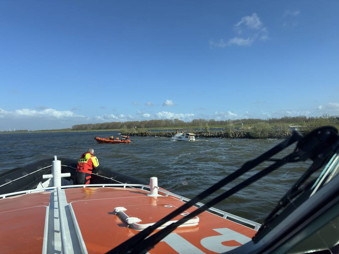 Boot slaat op keien bij Flevo Marina: opvarende raakt uitgeput in koud water