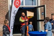 Plaatsvervangend schipper Dolf Deighton, neemt de donatie van maar liefst €2.026,- in ontvangst namen KNRM Marken.