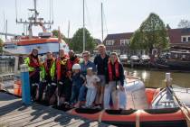 Eigenaren Nienke Zetzema en Kees Wiersema van Jachthaven Waterland op de foto met het team van de KNRM.