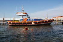 Op het station markeert de joon, in handen van plaatsvervangend schipper Dolf Deighton, nog eens extra de gulle gift!