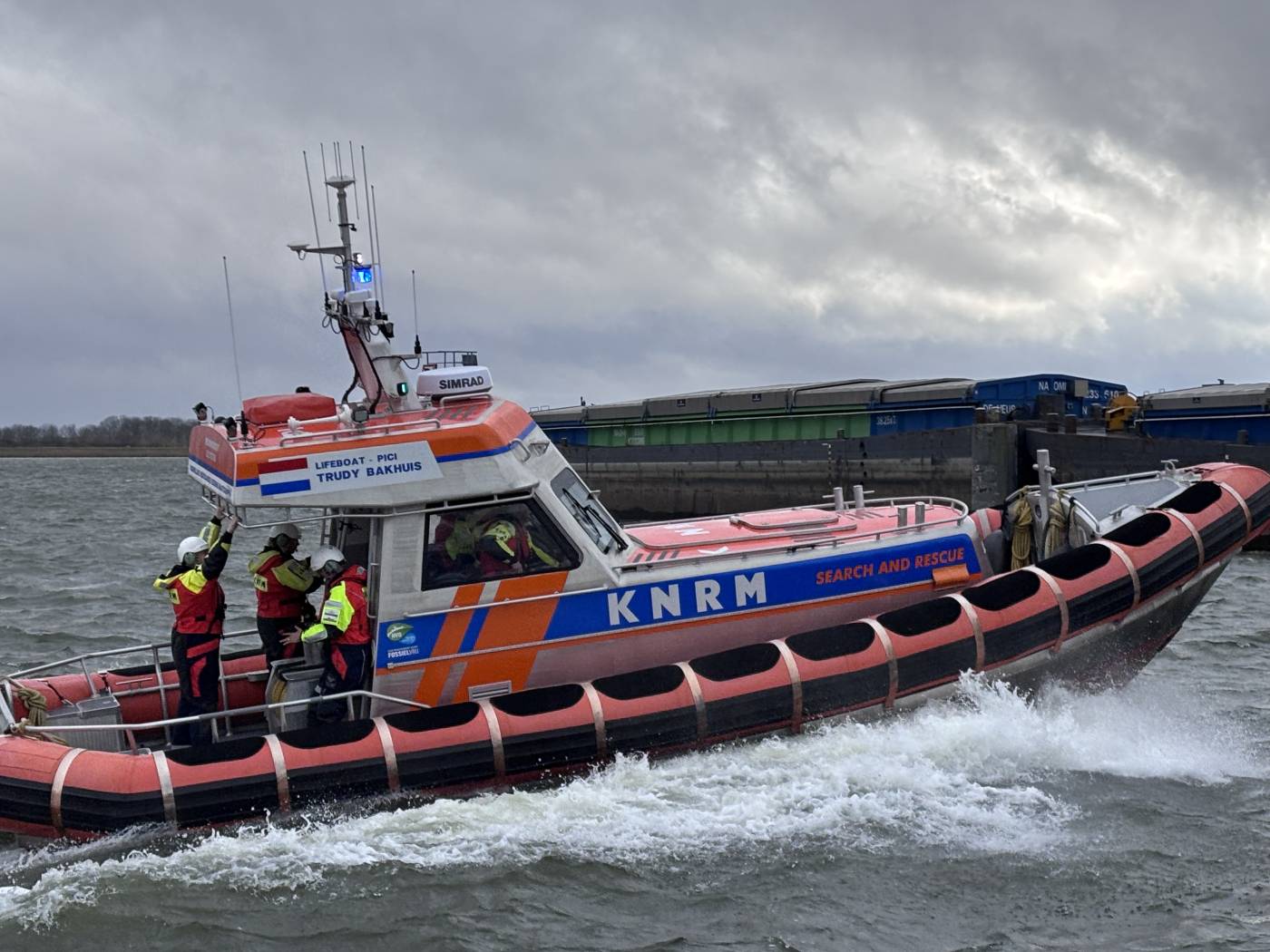 KNRM Lelystad druk met schepen op drift tijdens onweersbui