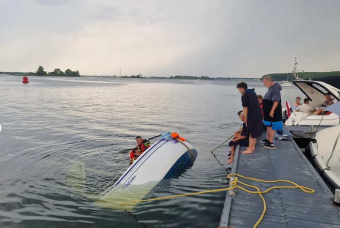 Vier opvarenden gered na omslaan zeiljacht op het Veerse Meer