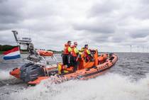 De nieuwe reddingboot werd na de doop meegenomen het IJsselmeer op. 