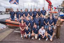 De bemanning, doopster Liesbeth Snijder en naamgeefster Anita Brands poseren op en voor de nieuwe reddingboot. 