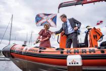 Liesbeth Snijder doopt reddingboot Christiaan-Bernardus