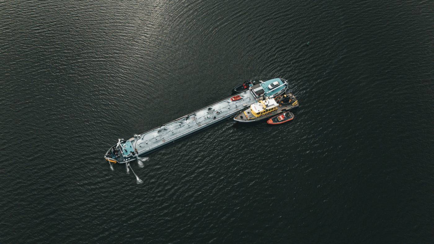 Langdurige nachtelijke inzet voor lekgeslagen binnenvaartschip na aanvaring