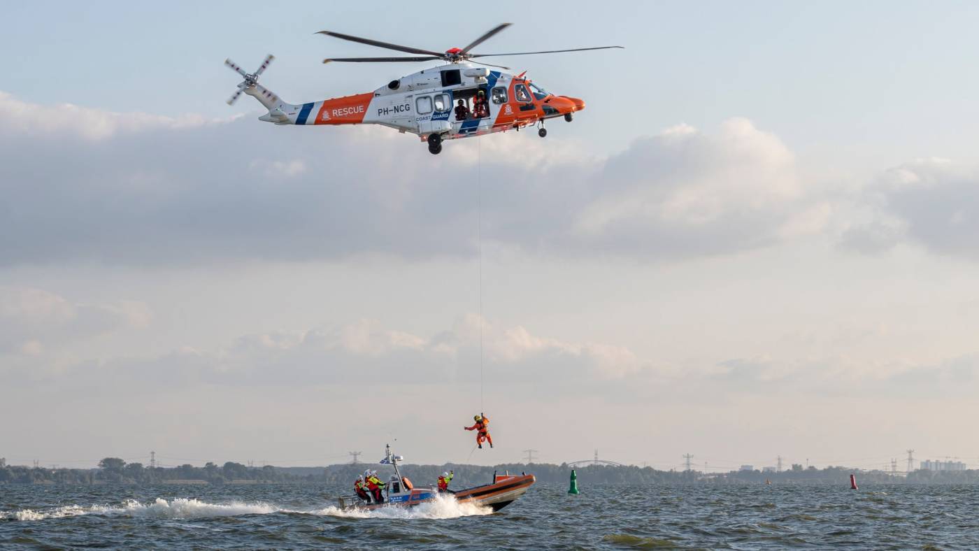 KNRM Huizen en Blaricum oefenen met de Kustwachthelikopter