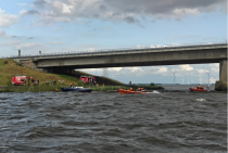Hulpdiensten op de kant ontfermen zich over de opvarenden. Marinus Cornelis en Christiaan-Bernardus zorgen voor het incident schip en brokstukken in het water. 