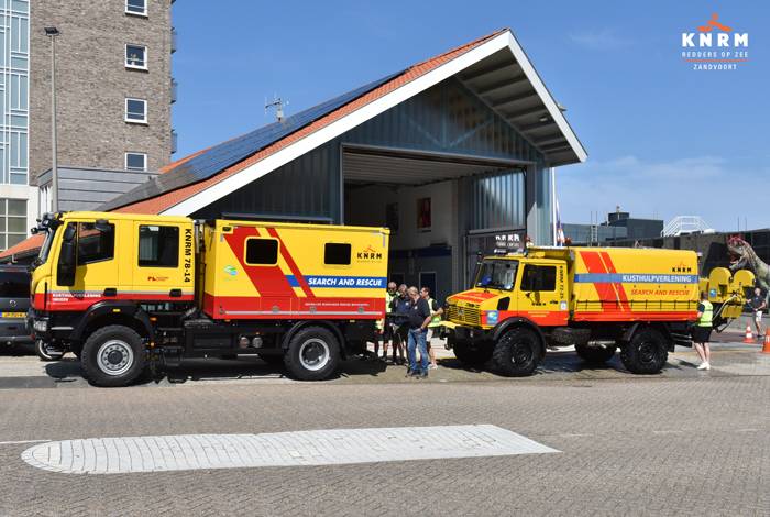 Nieuw kusthulpverleningsvoertuig van de KNRM op bezoek in Zandvoort