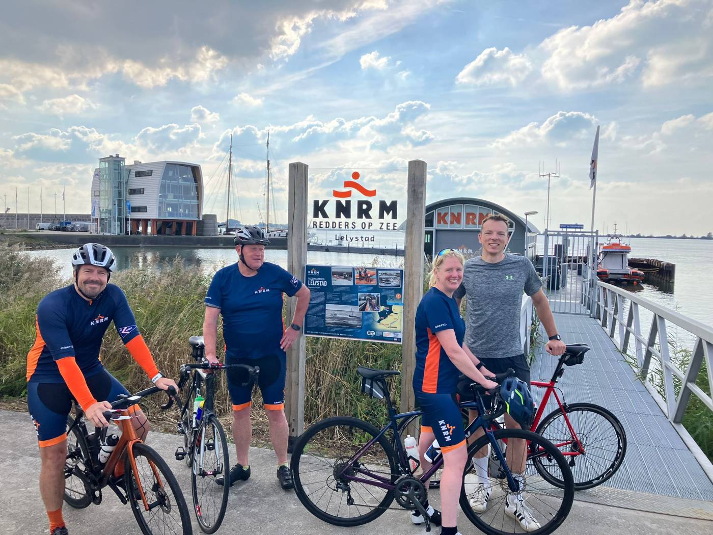 KNRM Lelystad fietst voor een overlevingspak