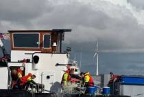 Ruim 10 pompen werden er ingezet om het schip boven water te houden. 
