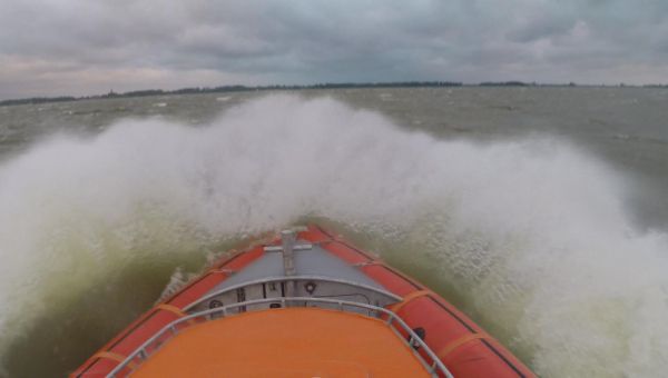 Stormoefening op het IJsselmeer (video)
