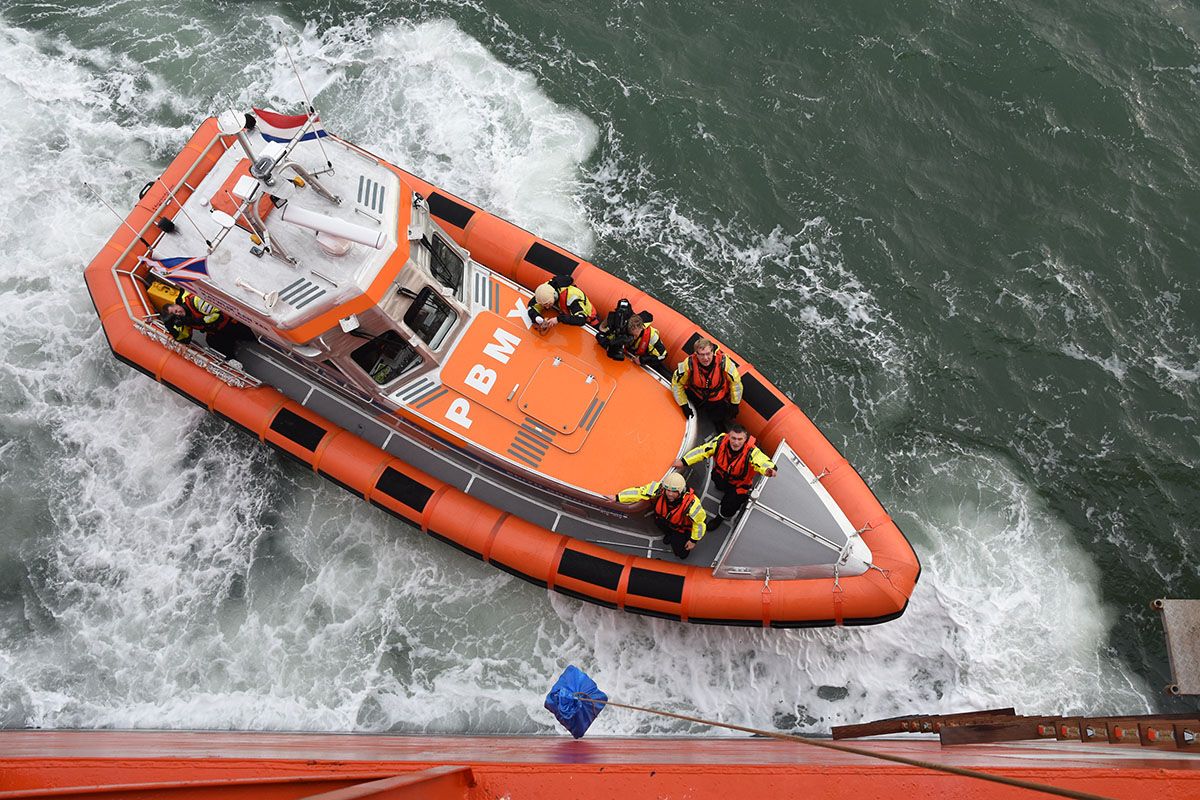 knrm-brengt-kerstbroden-naar-zeelieden-2