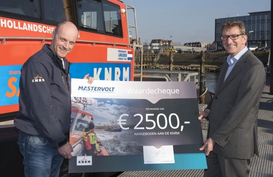 Overhandiging cheque door Ton de Winter aan Edward Zwitser (l) van de KNRM | Foto: E.J. Bruinekool F