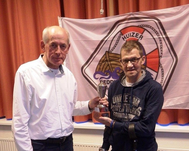 CeesdeMunnikrkrijgtdeVrmenTmwaarderingsbekervanreddingsbrigadevoorzitterHansBorremans.