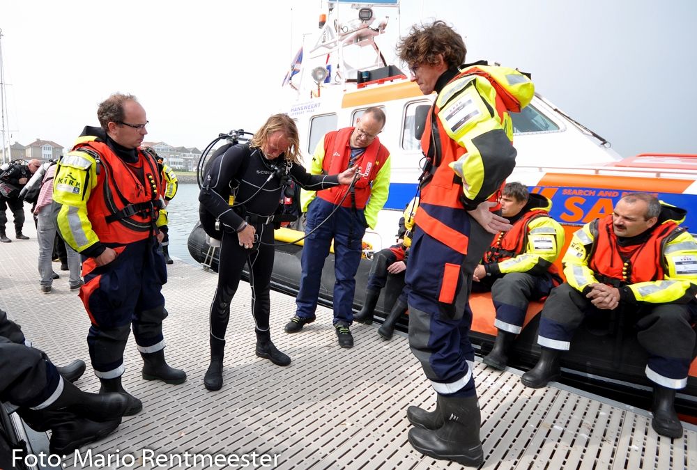 Uitleg over verschillende duikmaterialen aan wal.