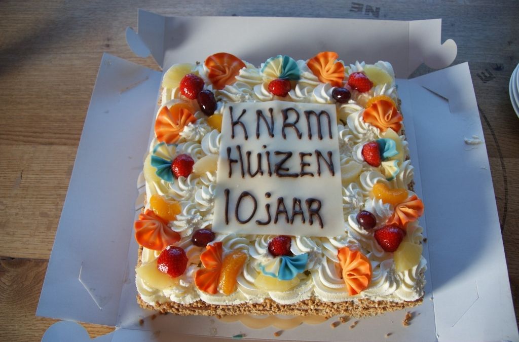 De feesttaart, gemaakt door bemanningslid en banketbakker Peter Koelu00e9