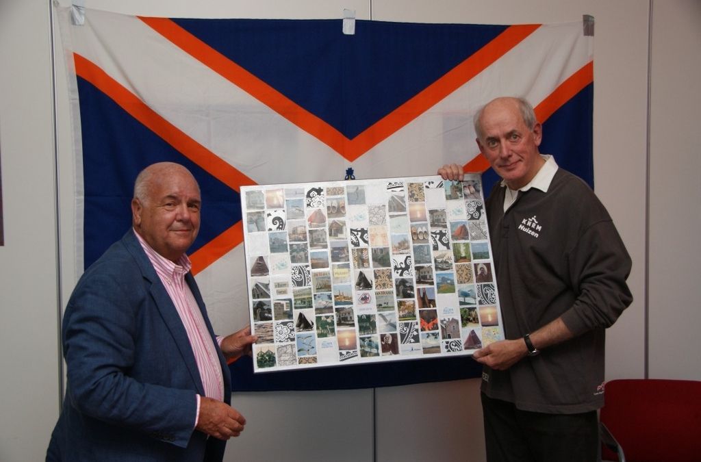 Namens de gemeente overhandigt Fons Hertog het jubileumgeschenk aan Hans Borremans (r), secretaris v
