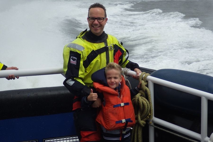 Samen met vader op het achterdek