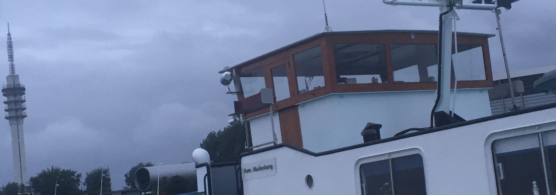 Onze golfbreker, schipper weer terugbrengen