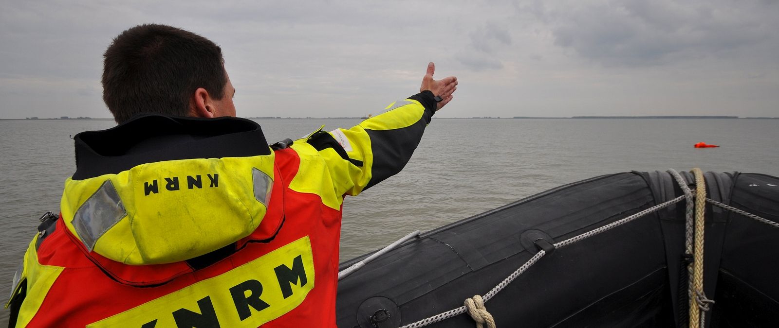 De positie van de drenkeling wordt aangegeven.