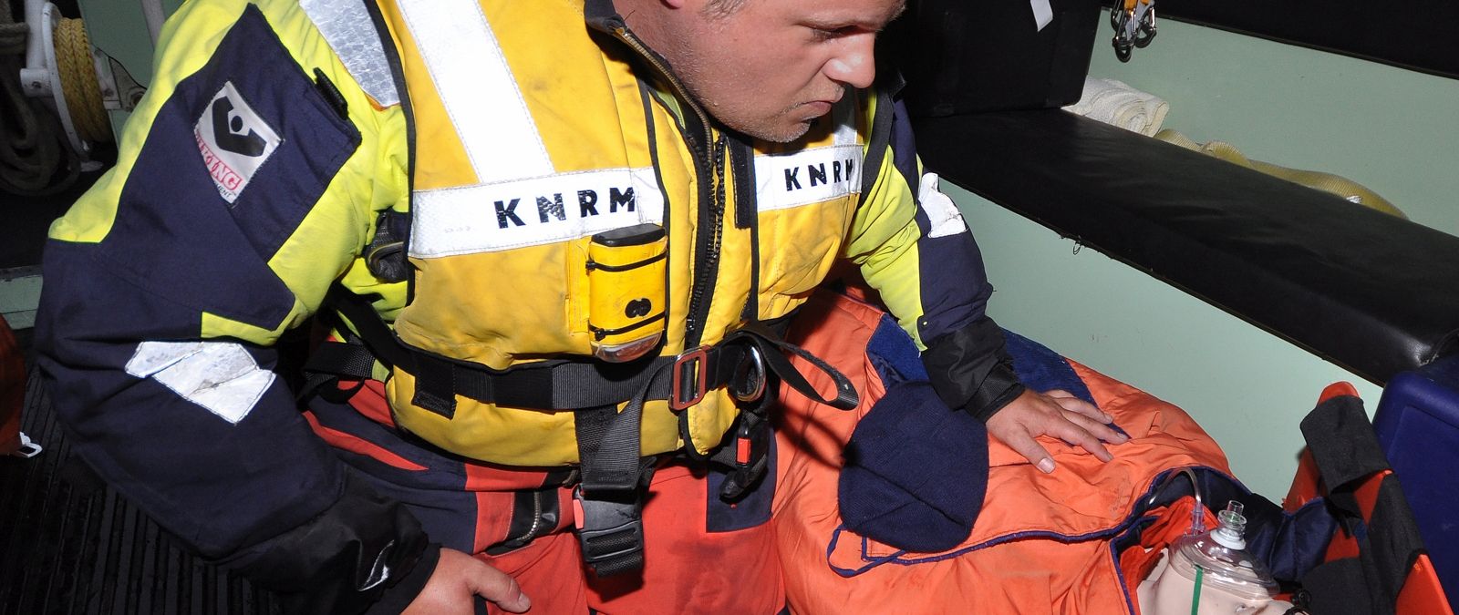 De drenkeling is ingepakt in een onderkoelingsbrancard en krijgt zuurstof.
