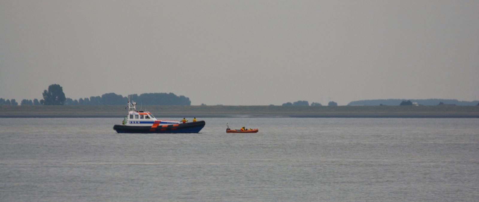 Reddingboot Jan van Engelenburg ter plaatste bij de sportvissers.