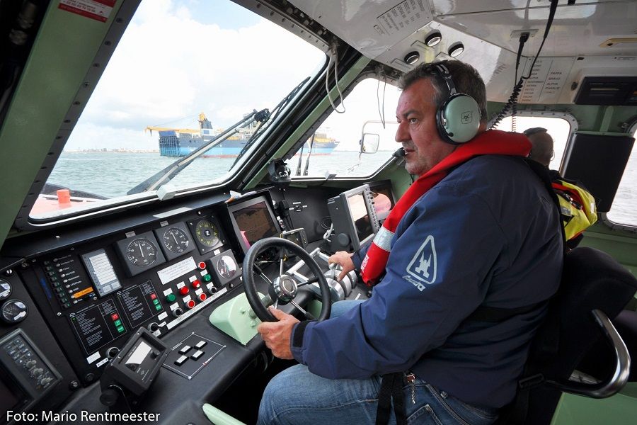 Schipper Bram aan het roer