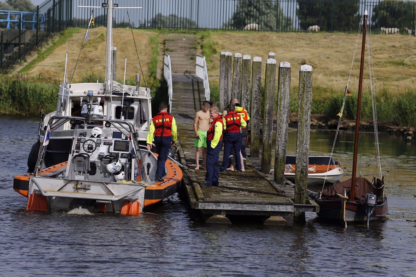 Opvarenden veilig op de wal na aanvaring - Foto: (C) Marcel van Dorst