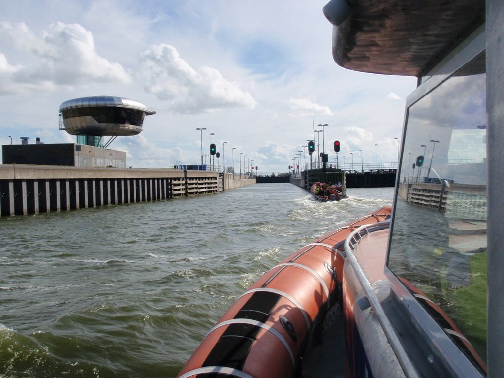 De reddingboten passeren het Naviduct met een voorrangsschutting richting het Markermeer. KNRM Enkhu