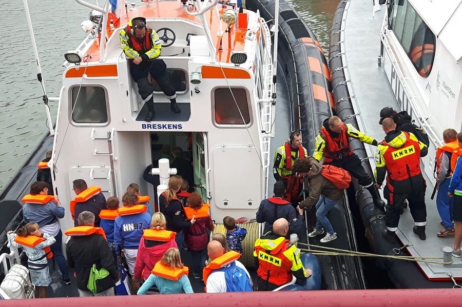 Tussendoor is het druk met donateurs - Foto Mario Rentmeester