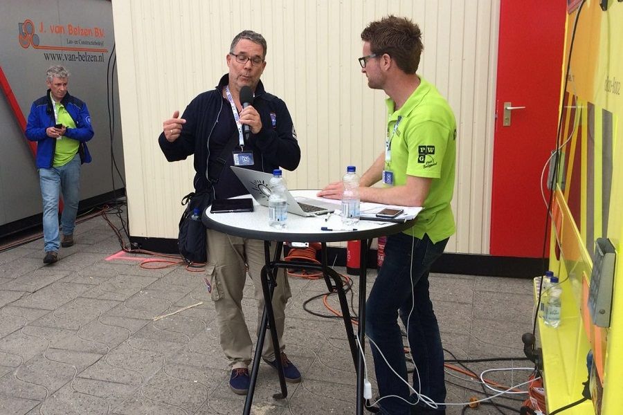 Kees den Hollander geeft namens de KNRM uitleg - Foto Lieneke de Kroon