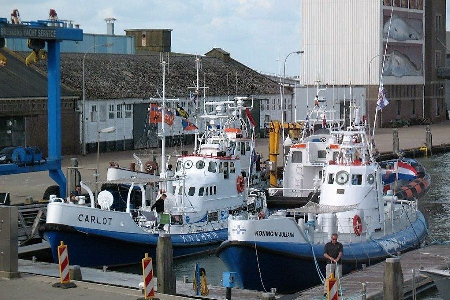 Reddingboten bij elkaar - Foto Tinus Jansen