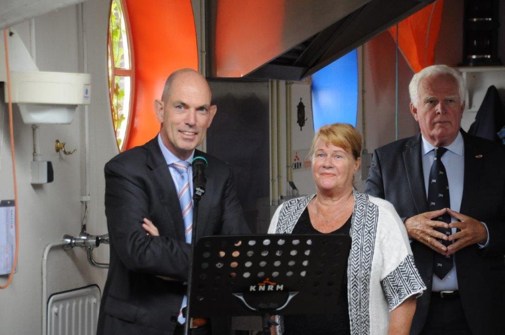 Directeur Jos Stierhout met doopster mw Lia van Nieuwburg
