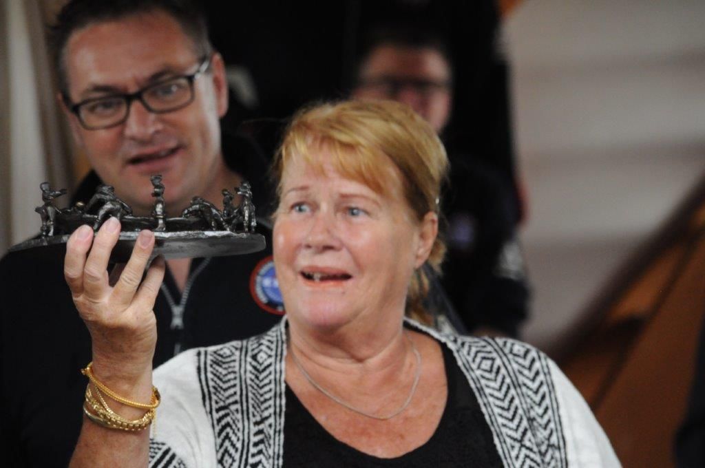 Mevrouw Nieuwburg ontvangt het cadeau van KNRM Urk: de ijsvlet