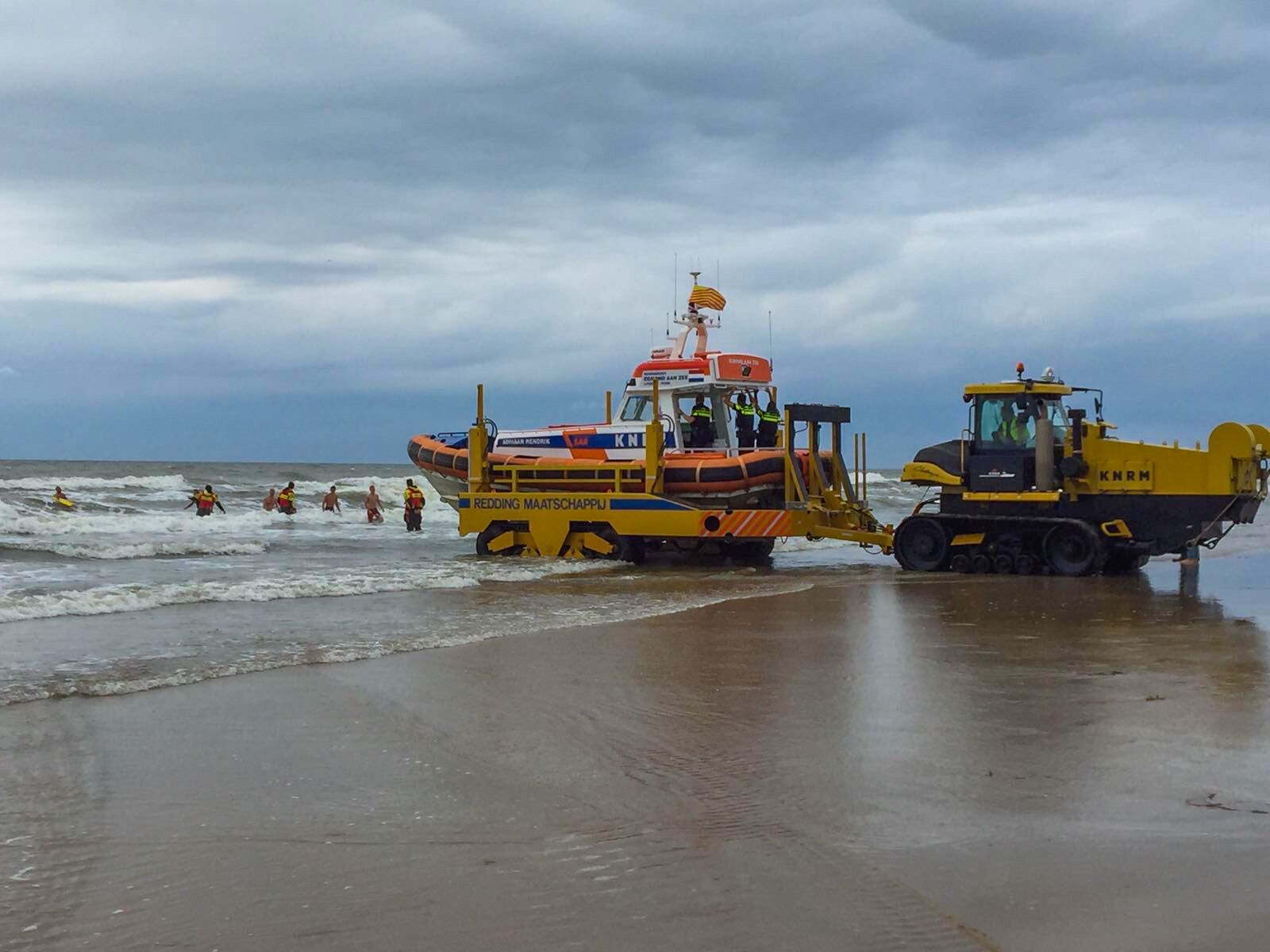 Egmondse Lifeguards worden bijgestaan door de bemanning van de Adriaan Hendrik