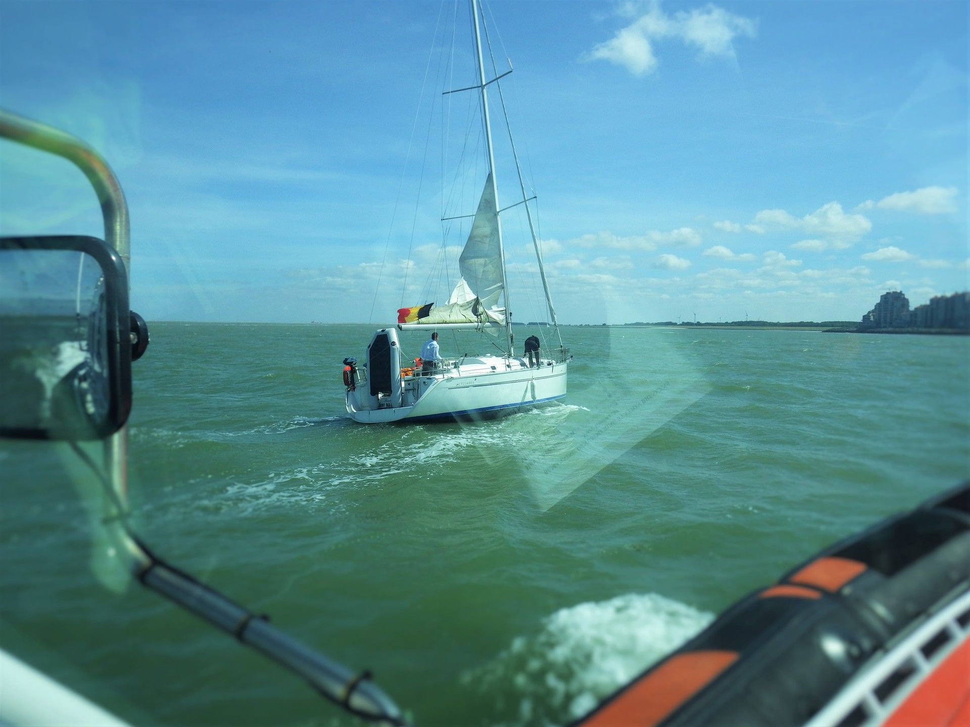 Zeiljacht inmiddels los op eigen kracht naar haven van breskens