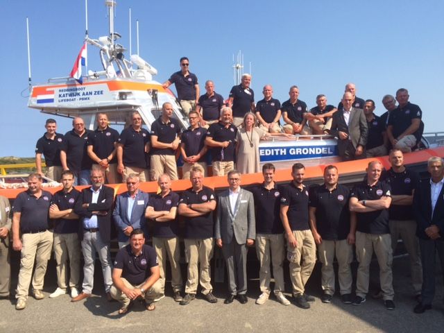 Bemanning en plaatselijke commissie Katwijk met doopster en directeur KNRM