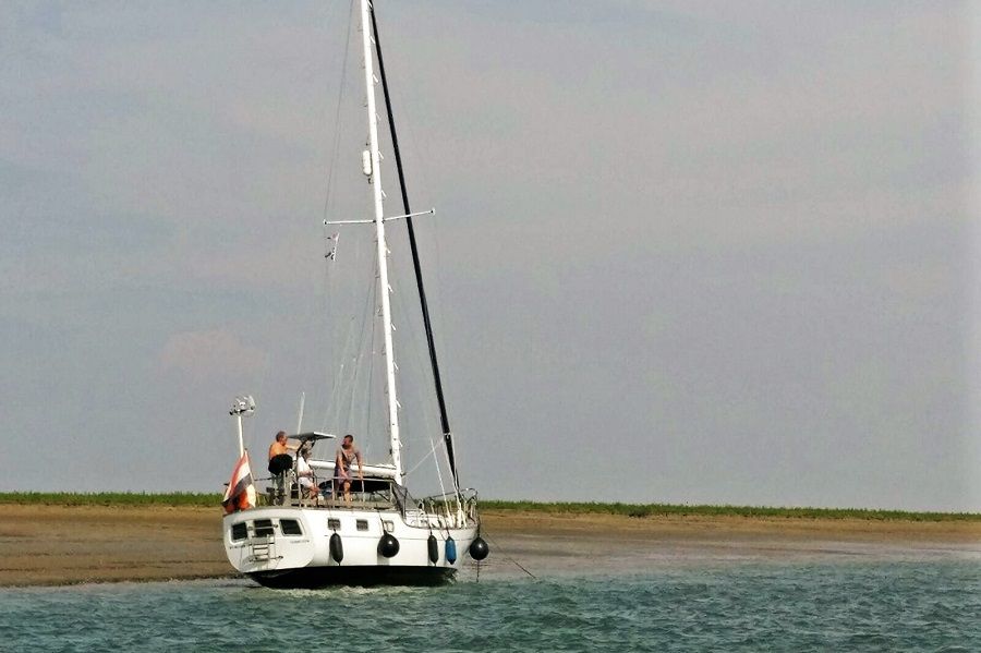 Zeiljacht vast bij de Hooge Platen