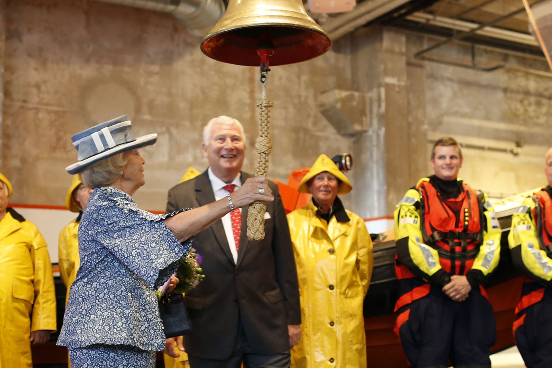 Hans Sterkenburg samen met Prinses Beatrix en twee redders tijdens de heropening van het reddingmuse