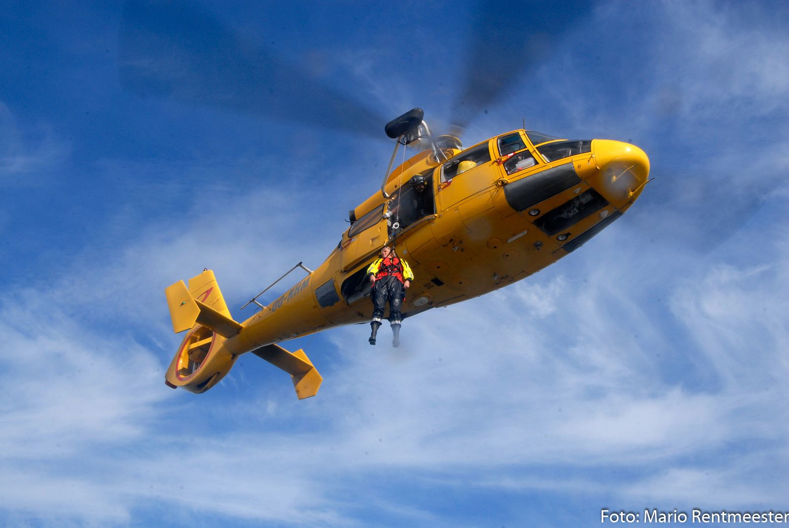 Hoist met NHV SAR-helicopter.