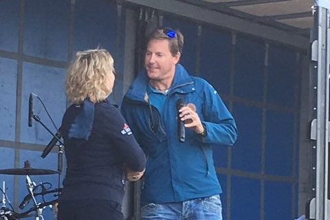 Annemiek Jetten neemt gift in ontvangst