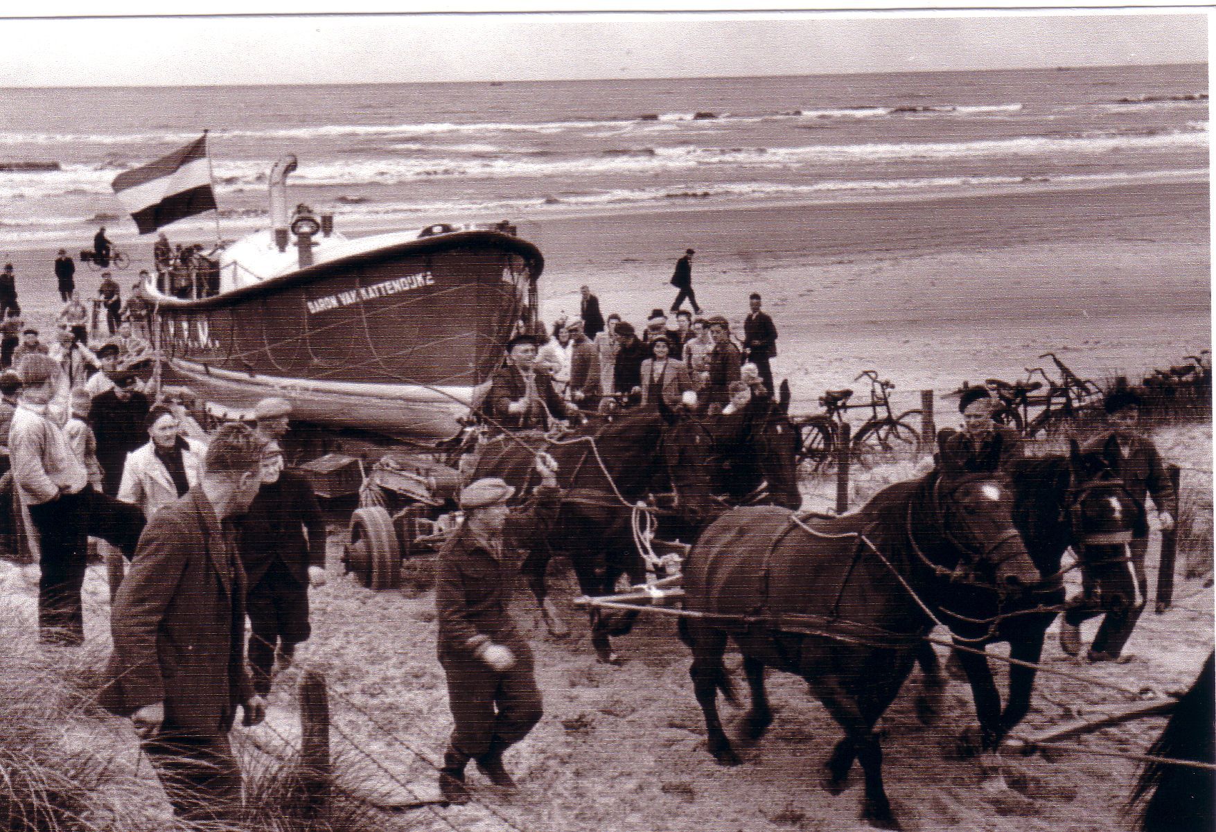 1952PaardenreddingbootvanafstrandnaarboothuisGertJanOnderwaterfotografie