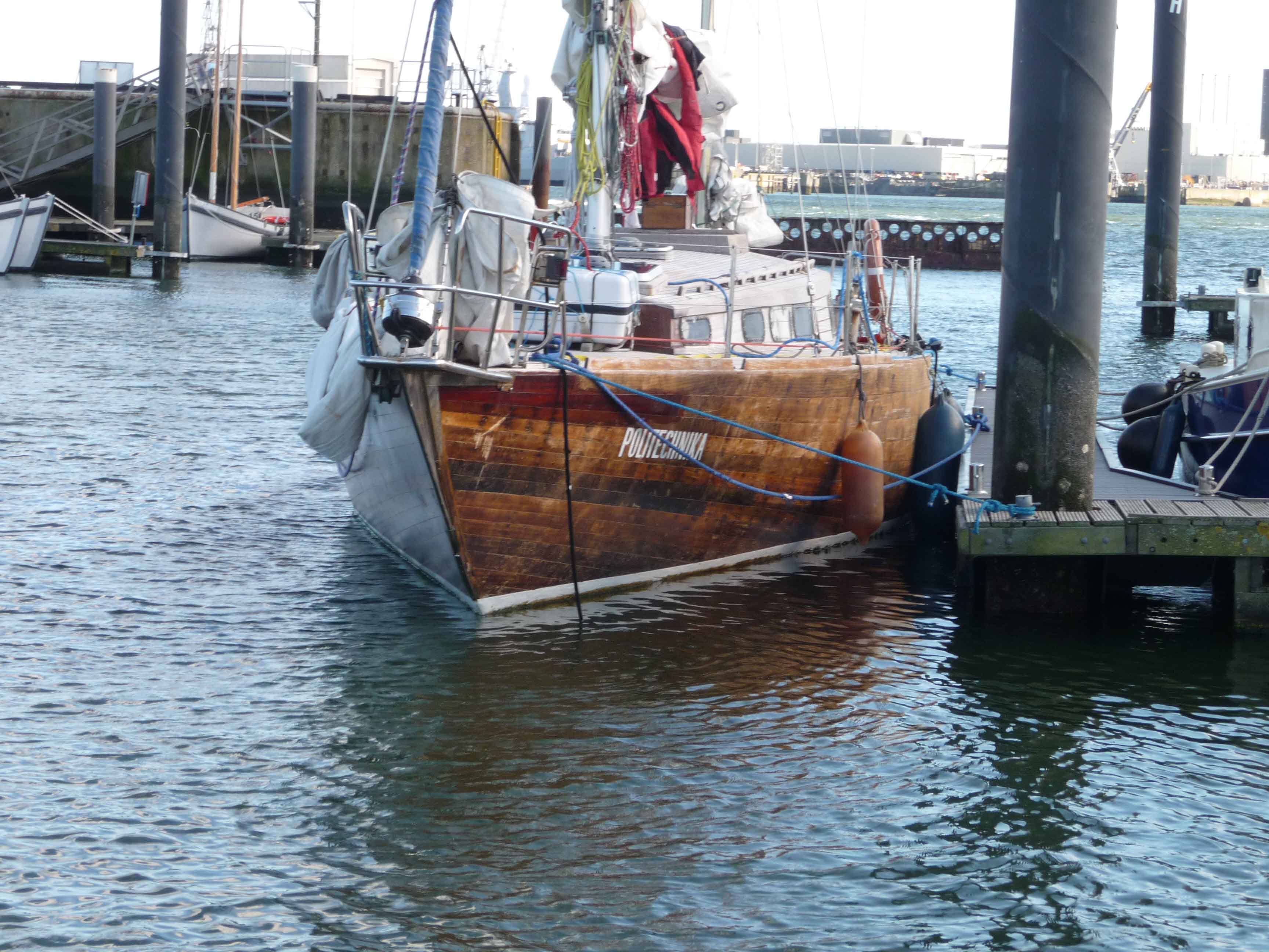 Het Poolse jacht afgemeerd in de jachthaven van Den Helder